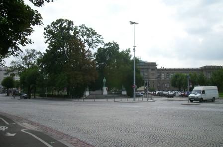 Der Platz vor der alten Universität